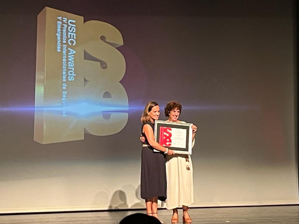 🗞️💣La Asociación Española de la Carretera recibe el Premio a la Sociedad Civil en la Categoría Plata de los IV USEC Awards. Elena de la Peña (<a href="/ELENADELAP/">ELENA DE LA PEÑA</a>), Subdirectora General Técnica, recogió el galardón ayer en Bilbao #SomosAEC aecarretera.com/sala-de-prensa…