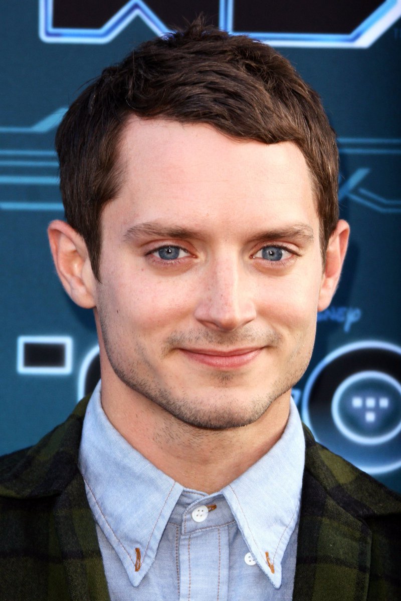 SoyJavierLeal's tweet image. A mi me pasó lo mismo que a Elijah Wood, fue tener una hija y se acabó el dormir, comer a horas normales y hablar sin poner voces de personajes Disney.
Ya ni se cual es mi voz real.

#FelizJueves o no. 
#ElijahWood #serpadre