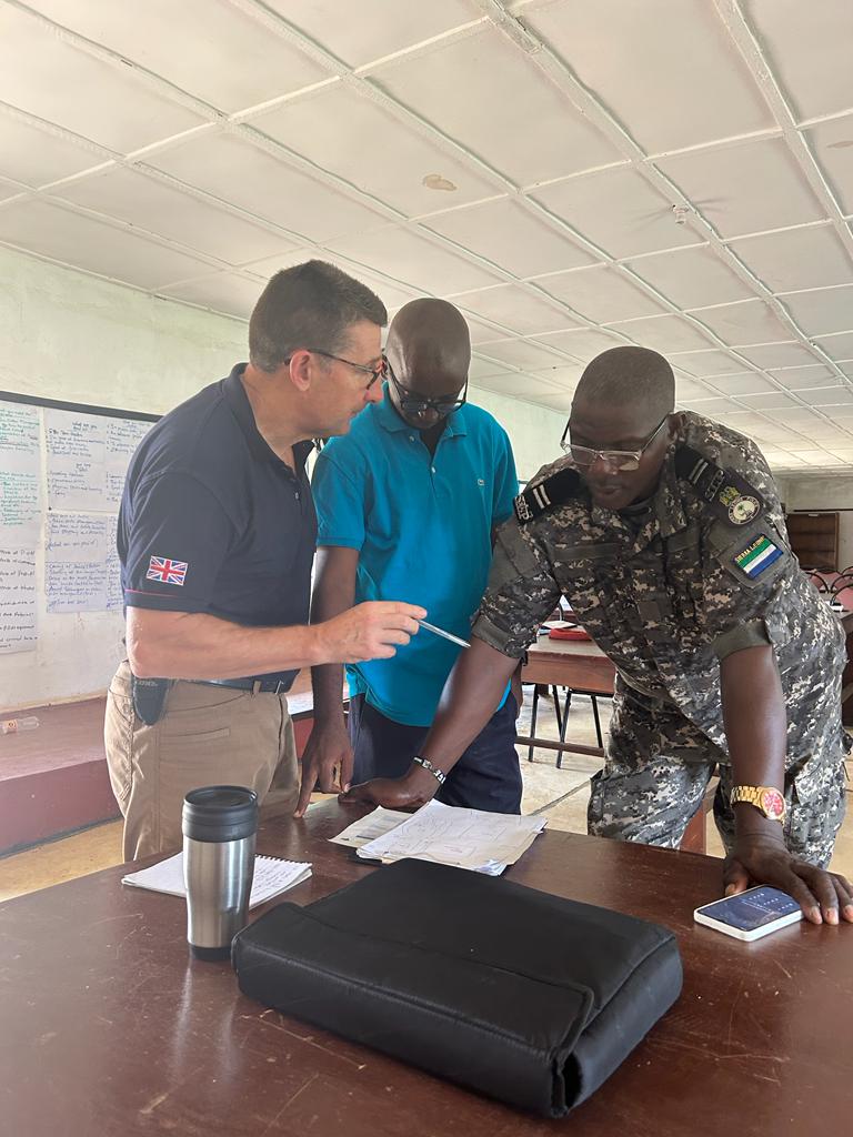 BPST_A's tweet image. 👮‍♂️Formed Police Unit (FPU) Public Order Commanders course 👮‍♀️in #SierraLeone .

Working with 🇸🇱 Sierra Leone&apos;s formed Police Unit trainers, 🇬🇧BPST(A) trainers coach to build sustainability in FPU command capability to deliver good public order policing in mission.

#UKCSSF