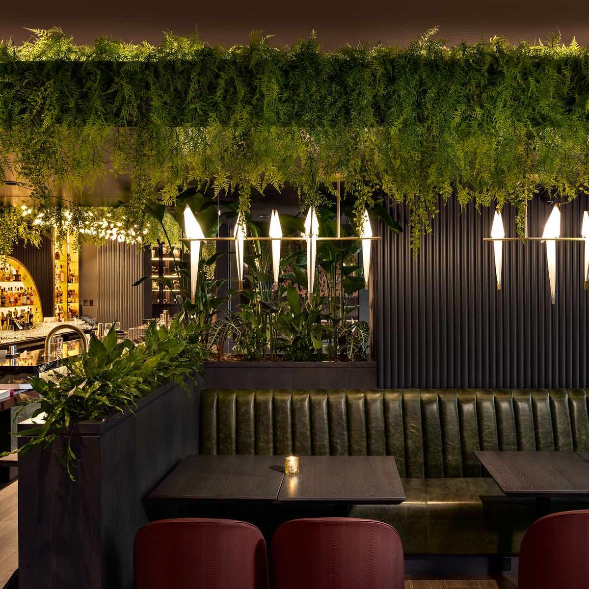Step into the Jungle Room, where every bite is a journey. This Vancouver lounge is an oasis that transports you to a world of extraordinary dining. Discover the magic with LightForm lights from Moooi &amp; Bocci: buff.ly/3PNfwPS

📷: MGBA Architecture + Interior Design
