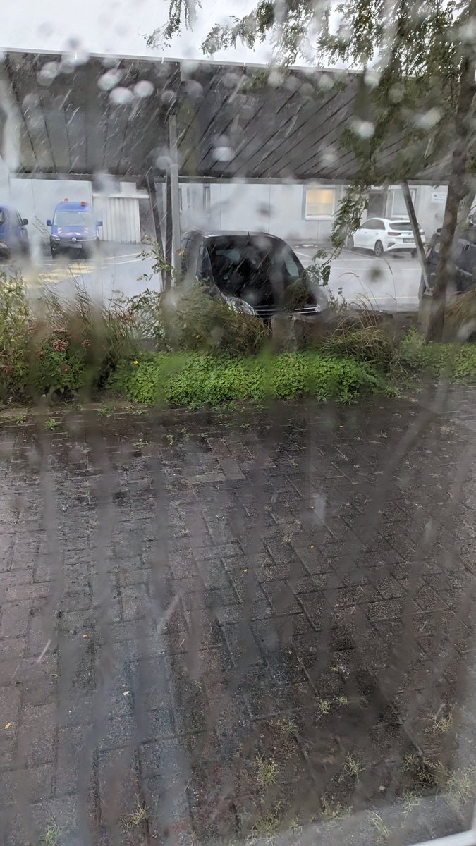 Okayyyyy, frage ich noch ein paar Leitungen ab. #derFahrrad 🚲 will auch noch nicht durchs Gewitter⛈️ radeln 😳