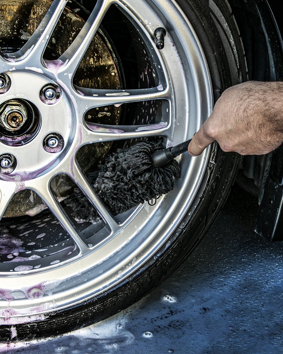 Meguiars's tweet photo. You want the best results? You've got to have premium accessories! 👊
Supreme Shine Wheel Brush! ✨
#detailing #detailingaccessories #wheelbrush #wheelcleaning #wheel #meguiars https://t.co/FpLwMMC6nC