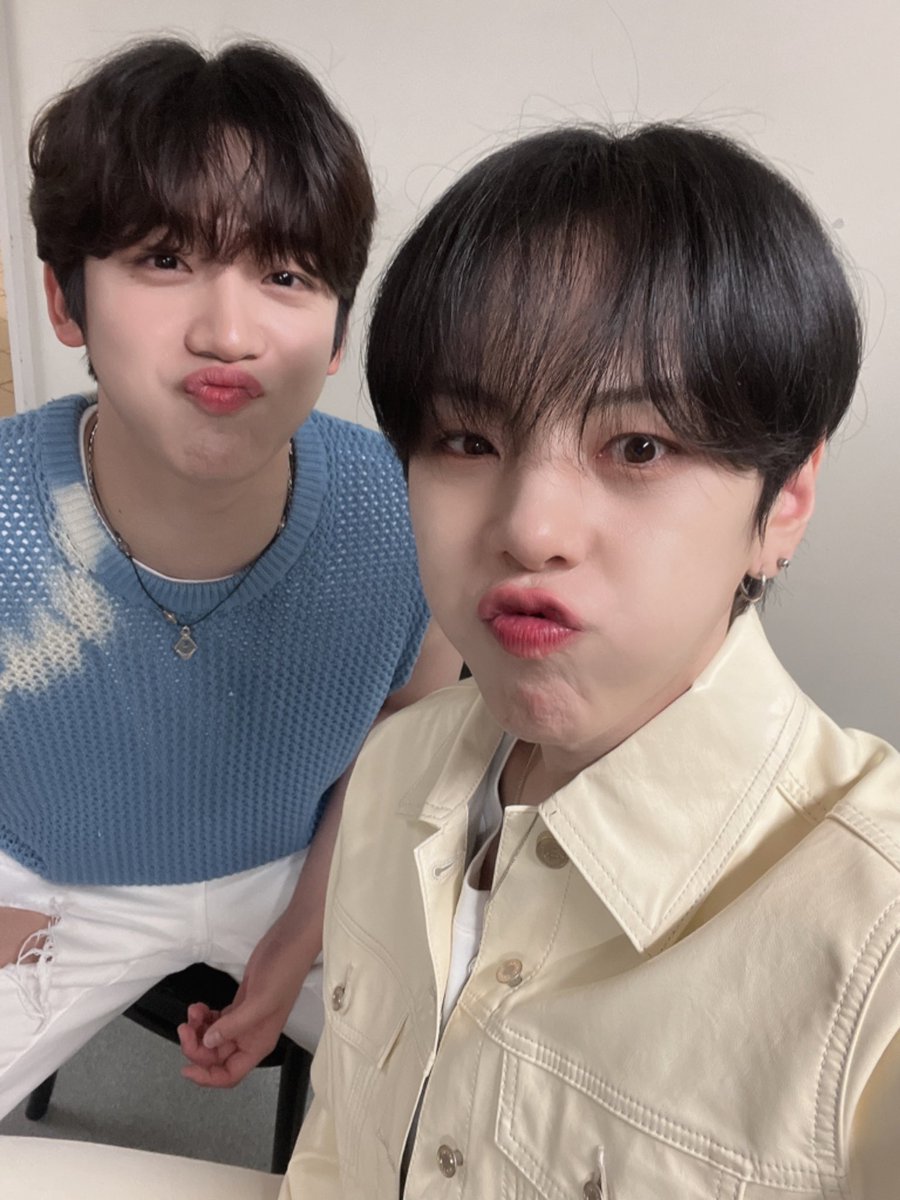 WEi__Member's tweet photo. [#대현][#영단즈] 우선 우리 요한이  생일 너무너무 축하한다. 많이 힘들 때도 지칠 때도 항상 묵묵히 이겨내주고 든든하게 있어줘서 너무너무 고마워. 벌써 연습생 때부터 지금까지 같이 장난도 많이 치고 긴 시간 함께 했는데 변함없이 웃고 행복하게 무대할 수 있어서 너무 좋아 내 맘 알지? 항상 존경하고 사랑한다 지금처럼 우리 아프지 말고 더 더 행복합시다♥