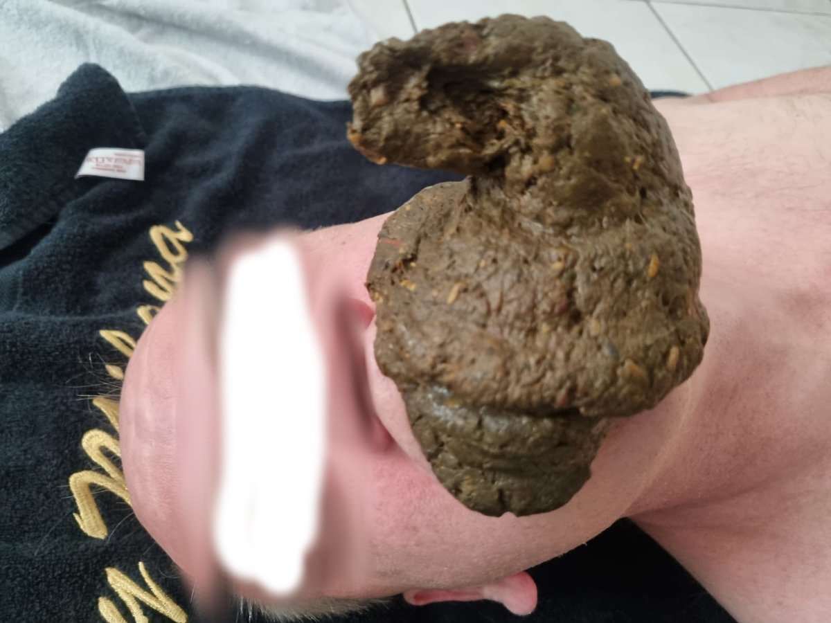 Bald ist es wieder soweit. Die nächste Abfüllung meiner Göttin <a href="/TheLadyMilana/">Lady Milana👸</a> steht an. Wie ich diesen braunen Suchtstoff dieser Göttin immer wieder und wieder nötig habe .... Bin gespannt welches braune Kunstwerk sie wieder auf meiner Sklavenfresse platziert.