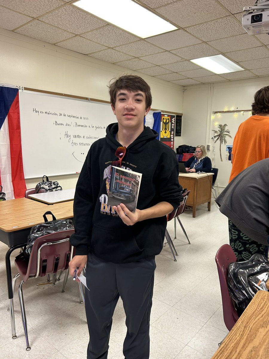 NNPS_WrldLang's tweet photo. What an amazing way to kick off Hispanic Heritage month!Sra. Reed,put together a gallery walk filled w/interesting Spanish books for students to choose from!This is an awesome way to get students excited about reading! Way to go!ππ #NNPSproud #creatingglobalcitizens #HHM2023 https://t.co/UWWpZZ7xZL