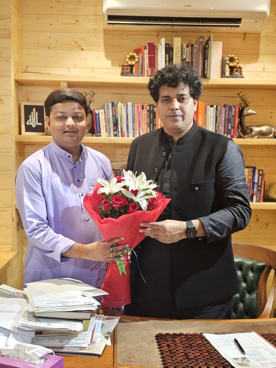 ग़लत को ग़लत कहने से ज़्यादा ज़रूरी है सच्चाई के साथ डट कर खड़े होना।

With Boss <a href="/ShayarImran/">Imran Pratapgarhi</a> Sahab✌️