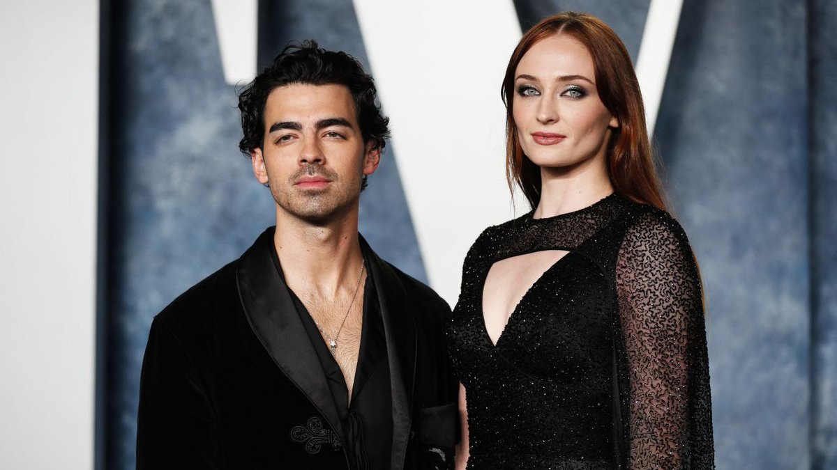 TrendMinglee's tweet photo. In a lawsuit against #JoeJonas, #SophieTurner demands the repatriation of their kids to England, alleging that they were "improperly held" while the couple was apart. https://t.co/pcZaquvjm8