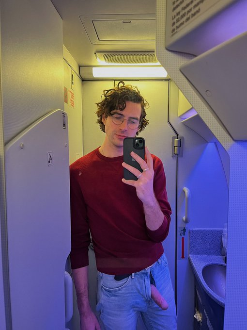 Obligatory airplane bathroom dic pic https://t.co/mtmgi5fDfM