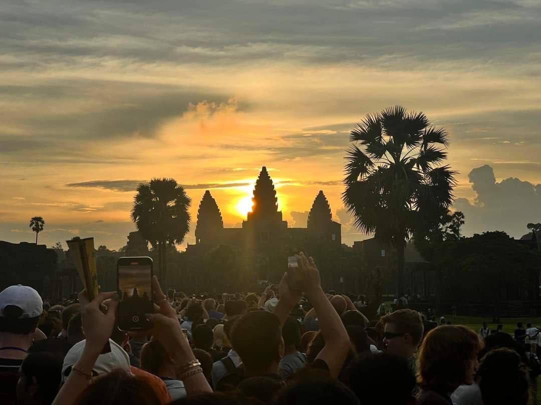 🌞 Experience the enchanting equinox at Angkor Wat Temple in Siem Reap province. 🏯 Beginning today through September 23, witness the stunning balance between day and night as the sun rises over the central tower. 🌅 #Equinox #AngkorWatTemple #Cambodia