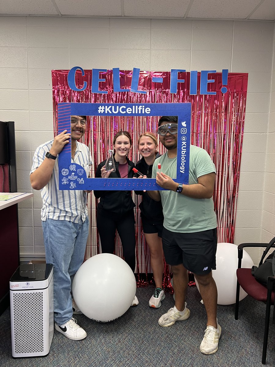 annaferkul's tweet image. Happy Thursday from your favorite @KUbiology Seniors!!! #KUBiology #Cellfie #science #rockchalk #GoKU