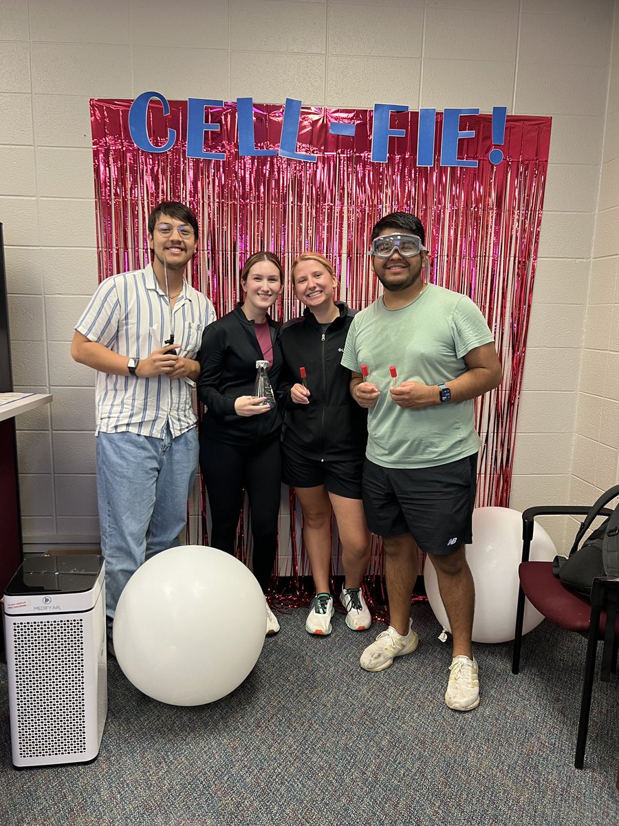 annaferkul's tweet image. Happy Thursday from your favorite @KUbiology Seniors!!! #KUBiology #Cellfie #science #rockchalk #GoKU