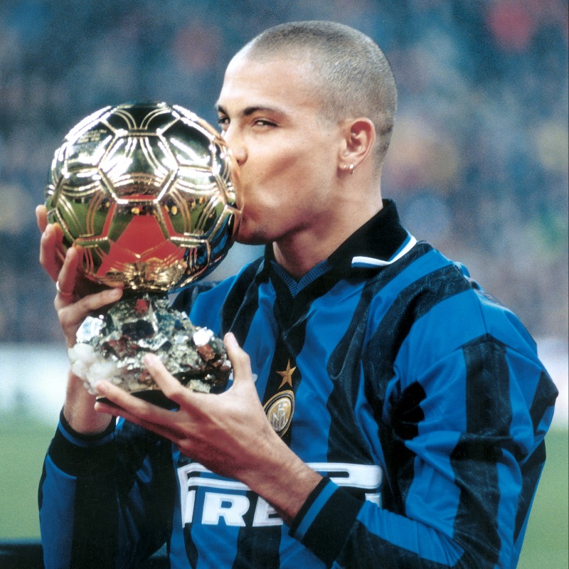 Inter_en's tweet photo. There's only one word to describe him 📚
Phenomenal! 😍

Happy birthday, @Ronaldo 🎉 🎂

#ForzaInter
