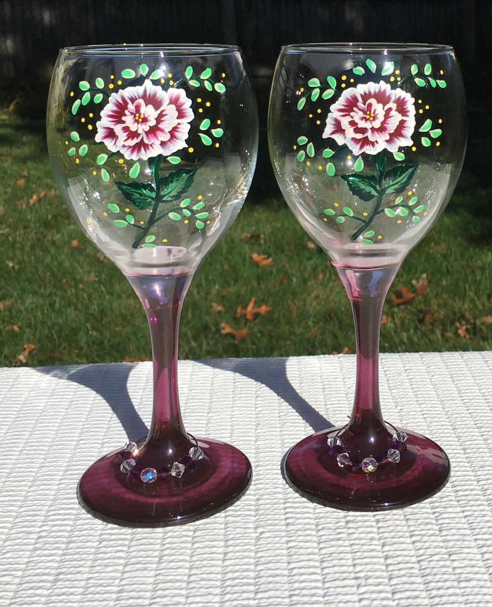 etsy.com/listing/894716… #wineglasses #paintedglasses #christmasgifts #SMILEtt23 #giftsforher #etsy #etsyhandmade