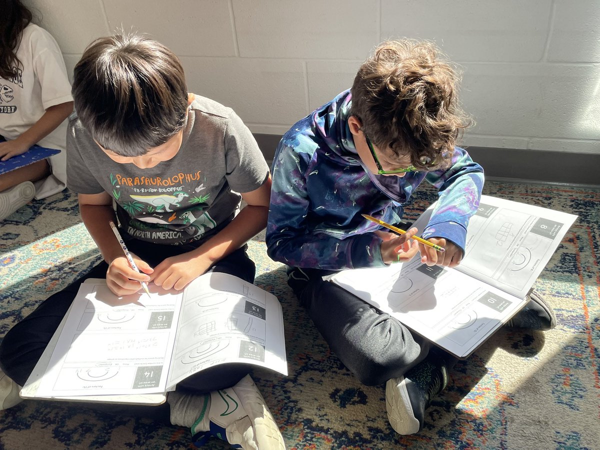 barrcaveclass's tweet photo. “I noticed that the numbers on the blue posters all only have one array.” “I noticed that 2 is the only even number on the blue posters.” Using our factor posters to discover prime &amp; composite numbers, and adding a new strategy to our toolbox: the “factor rainbow!” #johnsonpride https://t.co/GjIelaISbJ