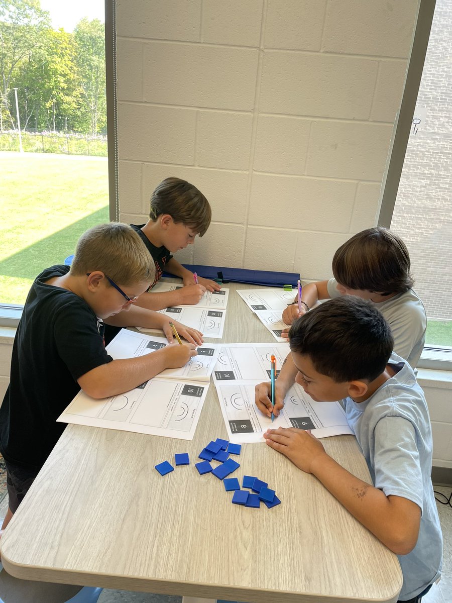 barrcaveclass's tweet photo. “I noticed that the numbers on the blue posters all only have one array.” “I noticed that 2 is the only even number on the blue posters.” Using our factor posters to discover prime &amp; composite numbers, and adding a new strategy to our toolbox: the “factor rainbow!” #johnsonpride https://t.co/GjIelaISbJ