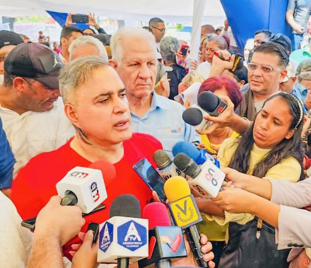 TarekWiliamSaab's tweet photo. *Fiscal General Tarek William Saab: El desmantelamiento de la cárcel de Tocorón, descarriló al tren de Aragua*

El Fiscal General de la República Tarek William Saab estuvo presente en la actividad denominada «El Ministerio Público va a tu comunidad» llevada a cabo en la Plaza Bolivar de la ciudad de Puerto La Cruz, estado Anzoátegui.

La máxima autoridad del Ministerio Público, informó que fueron atendidas 300 personas en la jornada del día hoy, y al mismo tiempo se refirió a las recientes acciones por parte del gobierno nacional Operación de Liberación Cacique Guaicaipuro en el Penal de Tocorón del estado Aragua. 

"*Es un golpe demoledor al crimen organizado, que se suma al desmantelamiento de bandas criminales como la del Koki, como la del Picure, como la del Zorrito, y así sucesivamente, por eso es que se siente el clima cada día progresivamente en el país de estabilidad pacífica, de estabilidad política, de convivencia ciudadana, duélale a quien la duela el golpe del desmantelamiento de lo que significó el centro de reclusión de Tocorón, es un golpe demoledor que implica en una disminución más progresiva del delito en Venezuela y el descarrilamiento del Tren de Aragua*” resaltó el Fiscal General

Tarek William Saab señaló que en los últimos cinco años en Venezuela ha disminuido en un 65% la tasa de homicidios, y en un 38% acciones de violaciones a derechos humanos