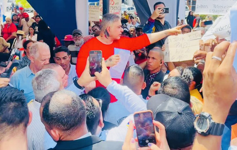 TarekWiliamSaab's tweet photo. *Fiscal General Tarek William Saab: El desmantelamiento de la cárcel de Tocorón, descarriló al tren de Aragua*

El Fiscal General de la República Tarek William Saab estuvo presente en la actividad denominada «El Ministerio Público va a tu comunidad» llevada a cabo en la Plaza Bolivar de la ciudad de Puerto La Cruz, estado Anzoátegui.

La máxima autoridad del Ministerio Público, informó que fueron atendidas 300 personas en la jornada del día hoy, y al mismo tiempo se refirió a las recientes acciones por parte del gobierno nacional Operación de Liberación Cacique Guaicaipuro en el Penal de Tocorón del estado Aragua. 

"*Es un golpe demoledor al crimen organizado, que se suma al desmantelamiento de bandas criminales como la del Koki, como la del Picure, como la del Zorrito, y así sucesivamente, por eso es que se siente el clima cada día progresivamente en el país de estabilidad pacífica, de estabilidad política, de convivencia ciudadana, duélale a quien la duela el golpe del desmantelamiento de lo que significó el centro de reclusión de Tocorón, es un golpe demoledor que implica en una disminución más progresiva del delito en Venezuela y el descarrilamiento del Tren de Aragua*” resaltó el Fiscal General

Tarek William Saab señaló que en los últimos cinco años en Venezuela ha disminuido en un 65% la tasa de homicidios, y en un 38% acciones de violaciones a derechos humanos