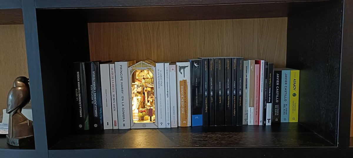 Me regala mi hijo "el creativo"una maqueta de una callecita con todo lujo de detalles y ese juego tridimensional. Cómo no adorarlo! Saco foto y me fijo en los libros que lo envuelven. Oh! Sorpresa, un par de culturetas.  <a href="/sergiodelmolino/">Sergio del Molino</a> dos a uno! Abrazo!