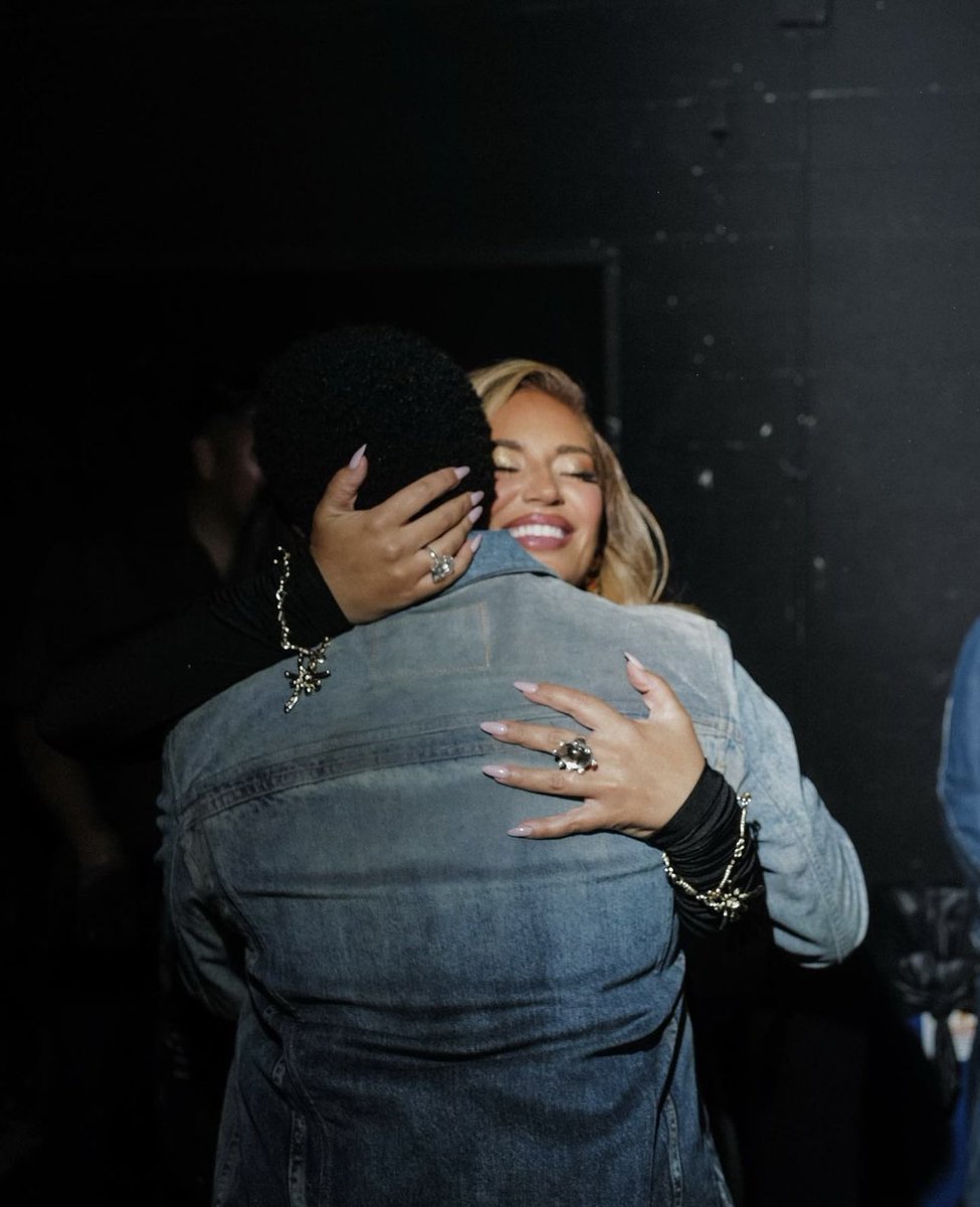 BarazUpdates's tweet photo. Alina &amp; Khalid last night at her show in LA ✨ https://t.co/P4f9nPKhK0