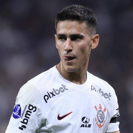 Matías Rojas antes de cobrar falta no jogo entre Corinthians e