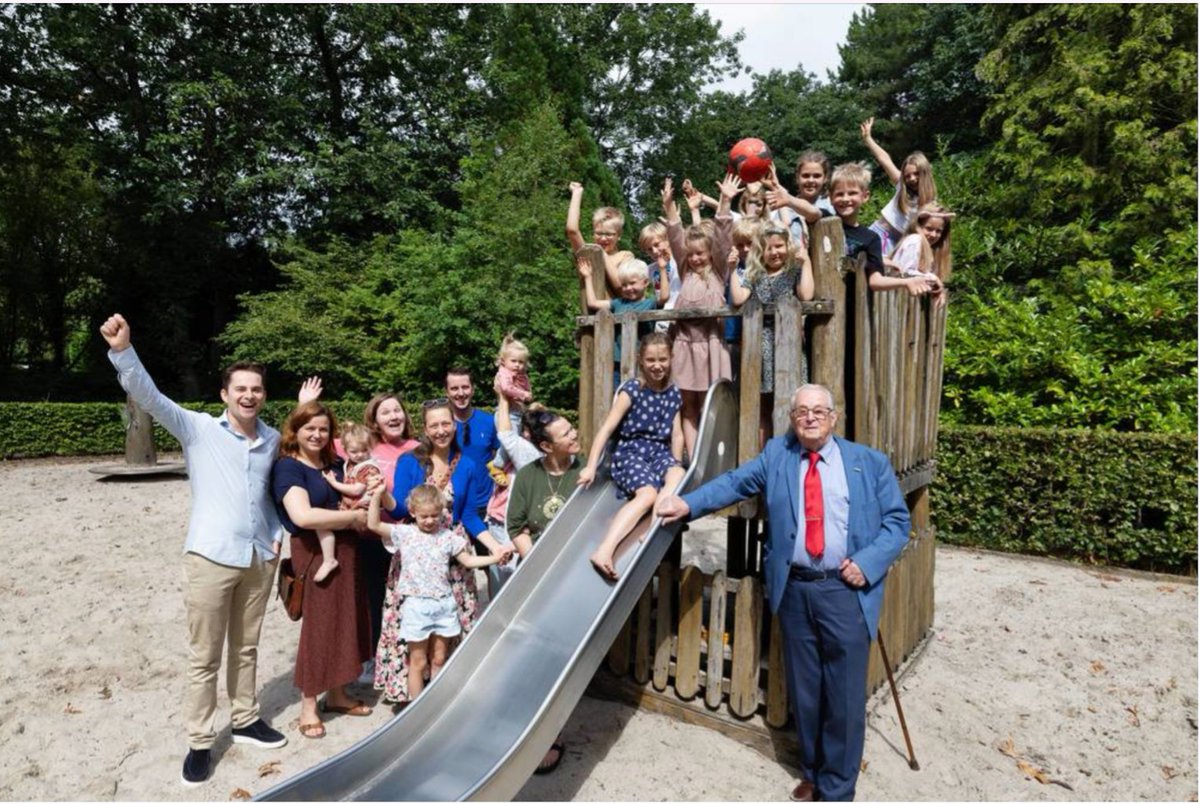 Dit speeltuintje in Schuttersbosch verdwijnt binnenkort  omdat hier woningen komen, maar zonder dat er een terugkomt. Samen met collega Dré roepen we het stadsbestuur op om toch ergens een plek te vinden, want iedereen hoort dichtbij huis in de buitenlucht te kunnen spelen! 🤾‍♂️🥅