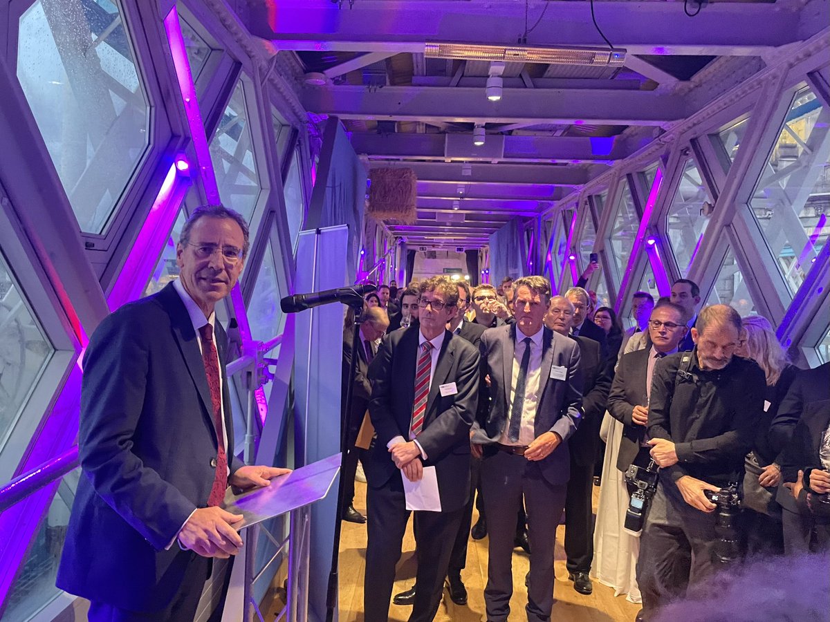 GermanAmbUK's tweet photo. 🇩🇪🤝🇬🇧
Great speaking with UK-based German companies at a reception of the German Chamber of Commerce. 
Very good to see how the trust between 🇪🇺 &amp; 🇬🇧 has improved over the last year.
German firms employ around 415k people in UK.
Now we need to tackle the issue of mobility. https://t.co/ZbgYsCkb0w