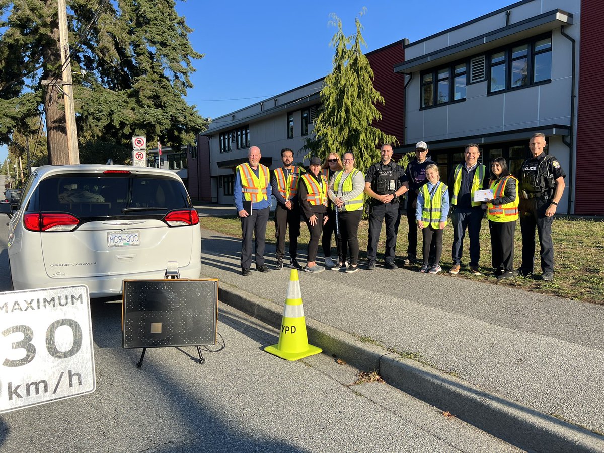 BeingKulvir's tweet photo. A beautiful morning for a “surprise” safety blitz at @IrwinParkSchool Thank you to Principal @aroncampbell24 for supporting our team today. Please slow down in school zones 🚸 from 8am to 5pm. Great to see kids🚶🏼♀️🚴🛴to school! @WestVanSchools #eyesfwdbc #driveto5 📵@chrkennedy https://t.co/fQvLz0WIVV