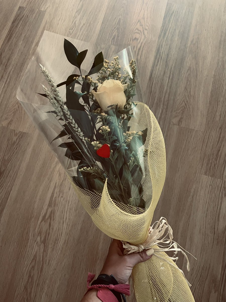 silvialigenfert's tweet photo. Flores amarillas🌼🖤 https://t.co/AOQVX0Q5Zq