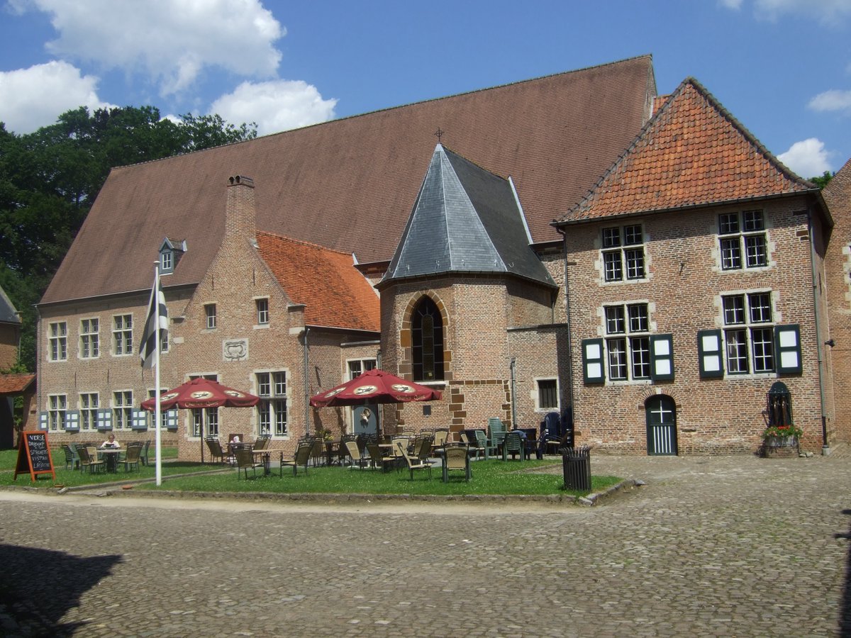 LC_Beguines's tweet image. Part of the 16th-c (w. later renovations) infirmary at the #Diest Beguinage, w/ the old sick ward and chapel. Bedridden Beguines could see, or at least hear, the masses performed there, and the chaplain would bring the communion wafer to them.

It's now a restaurant.

#nuntastic