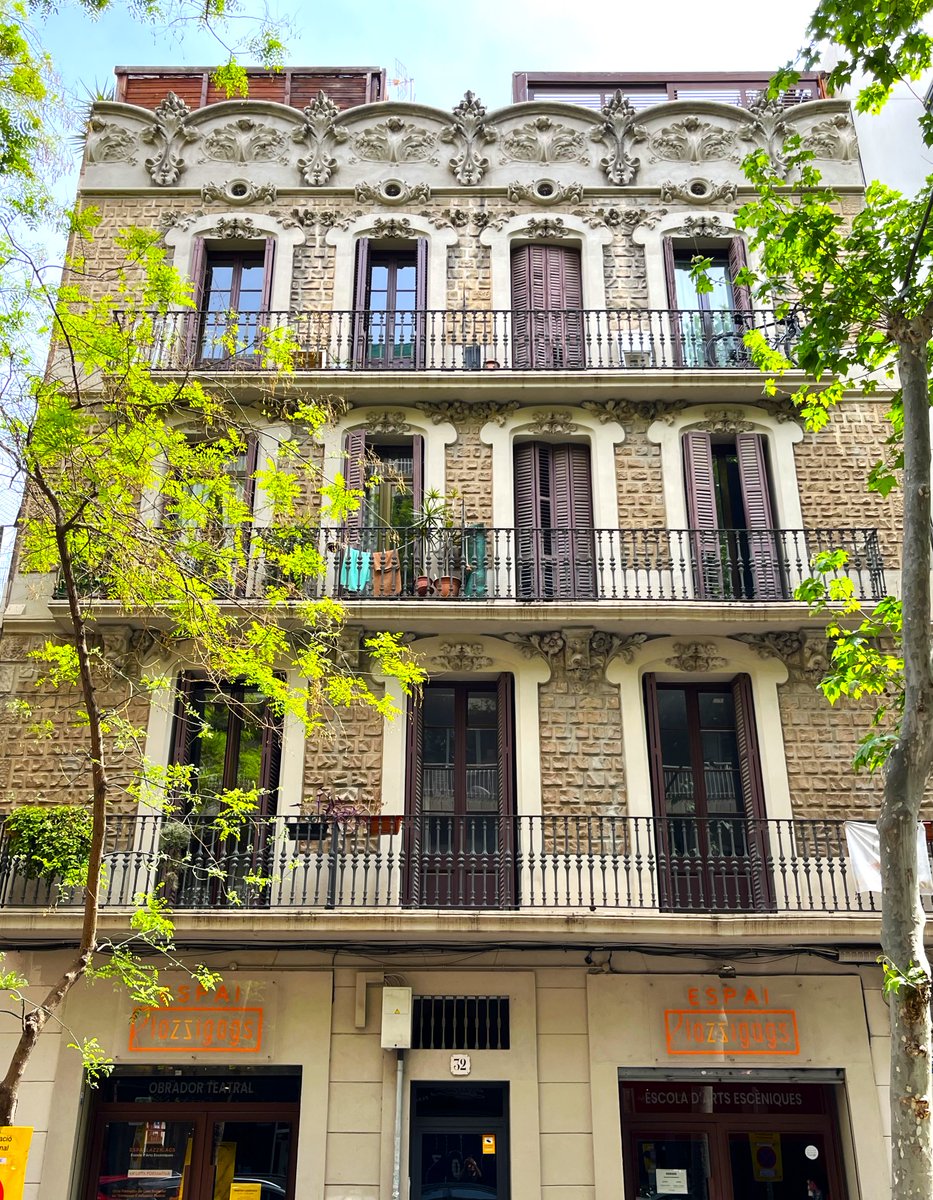 Bcnsingular's tweet photo. La finca més bella del carrer de Vallespir, que du la firma de Josep Masdéu i Puigdemasa, no està catalogada (en el tram de #Sants n'hi ha 12, en canvi, que sí). Suposo que és per aquest oblit que s'ha permès que hi sobresurtin uns llastimosos afegits (Casa Roc Grau, núm. 32) https://t.co/k0AHZrxx2U