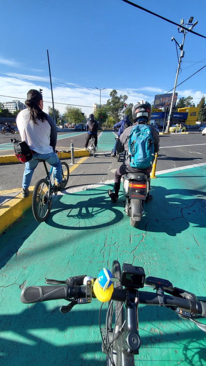Jueves #enBici por #Quito

#cicloUIO #quitoPedal #QuitoEnBici #SemanaDeLaMovilidad #MovilidadSostenible #mejorenbici