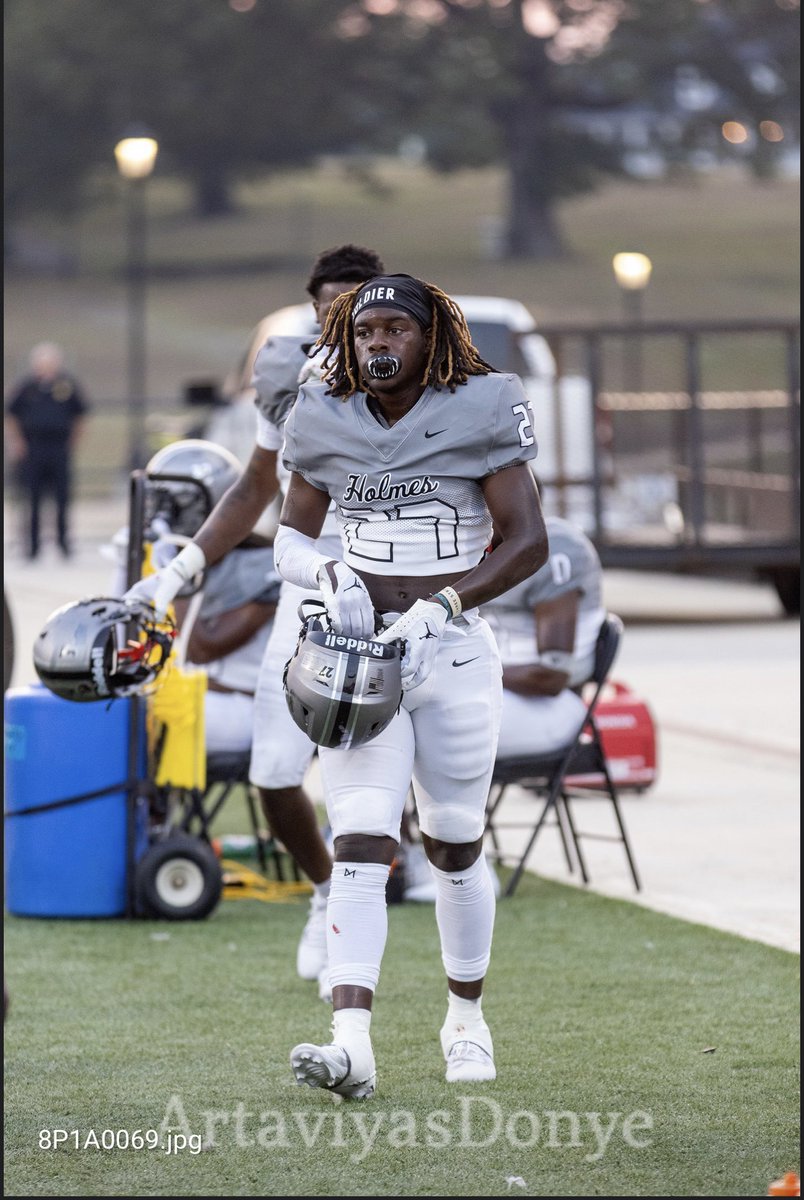 HaynesLaterrius's tweet photo. Gameday🐶
#BeatEMCC
@HolmesccFB https://t.co/oureDsaztq