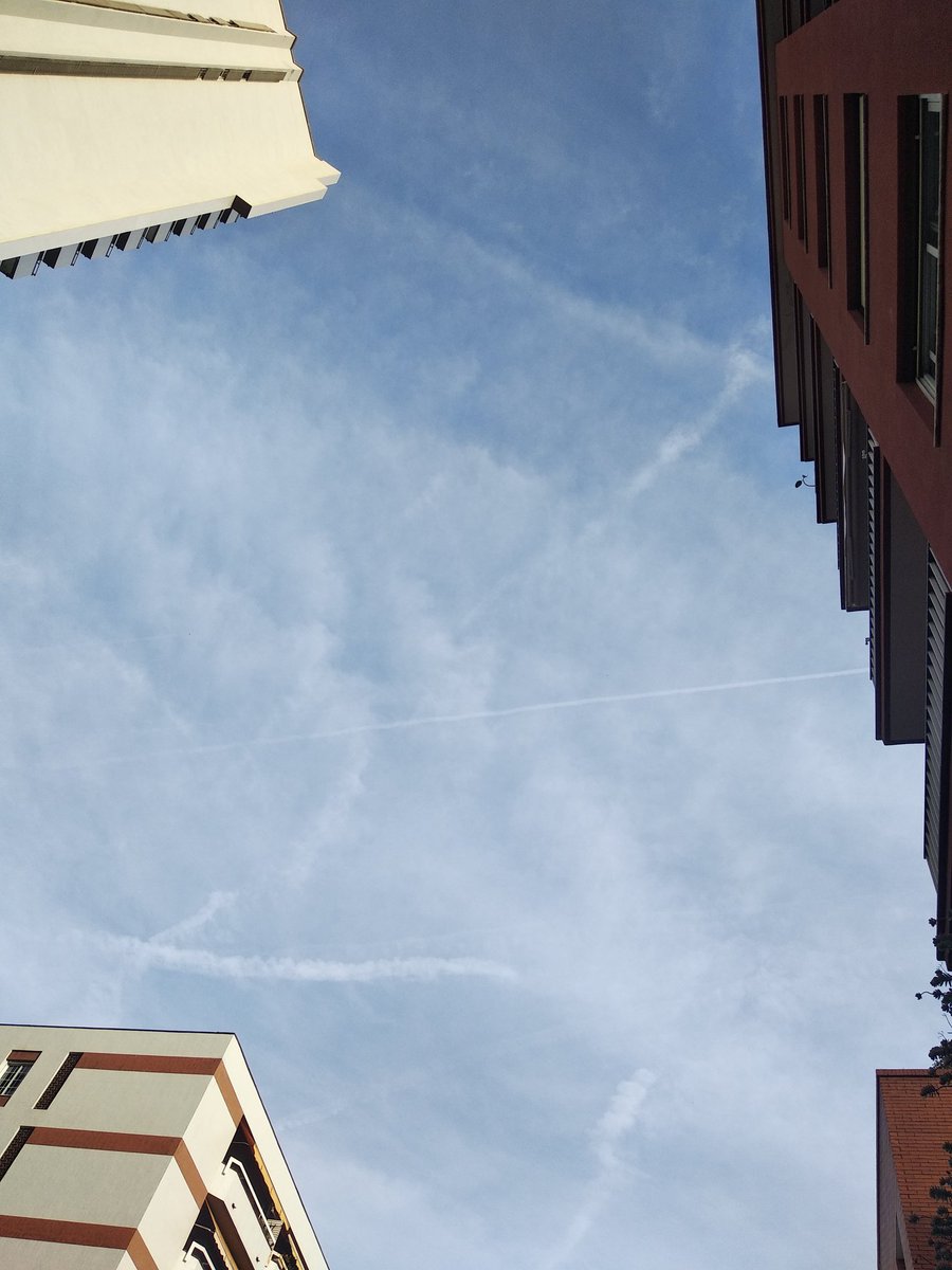 dbragu's tweet photo. Raro que avui els meteoròlegs no parlin de les condicions idònies per la formació de "contrails". Ni la setmana passada. Només ahir, tu! Portem així anys i panys. I ho normalitzen. @geoenginyeria https://t.co/X8oE7gKji0