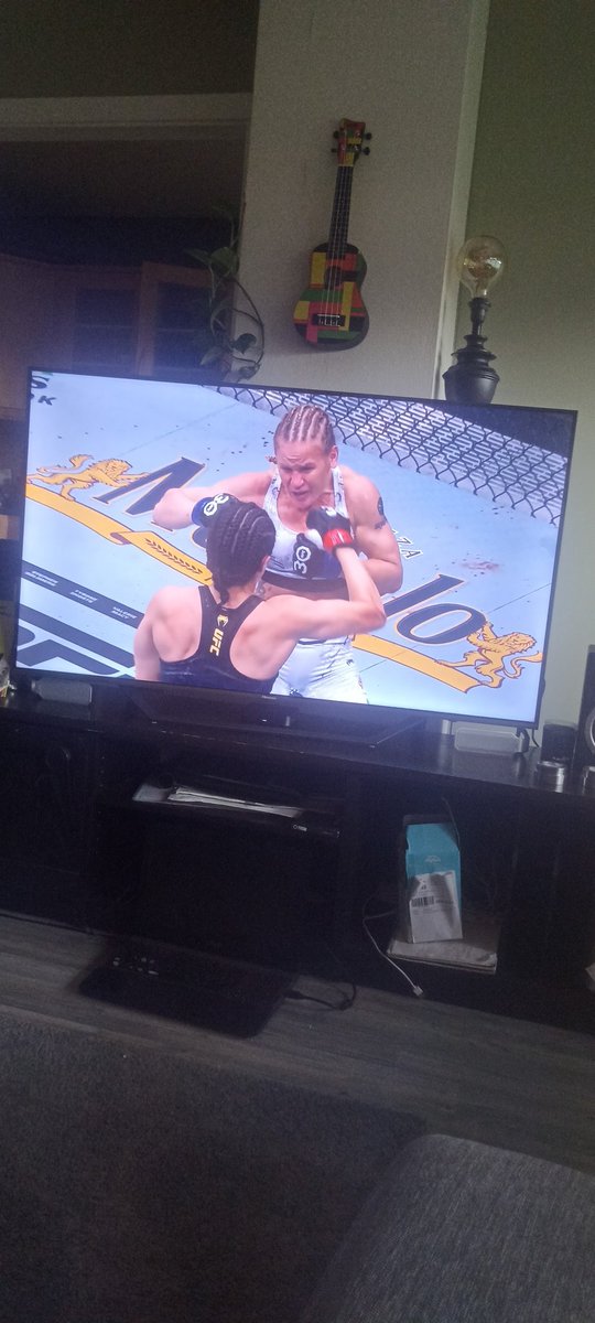 dctasb's tweet photo. @BulletValentina was robbed of a victory against @AlexaGrasso at #UFCNoche #MMA 
The judges, well ... Mike Bell had 10-8 rounds in there for each? #wtf #UFC please, can we have 5 judges please, where 2 are retired fighters. https://t.co/C7EHP6btLR