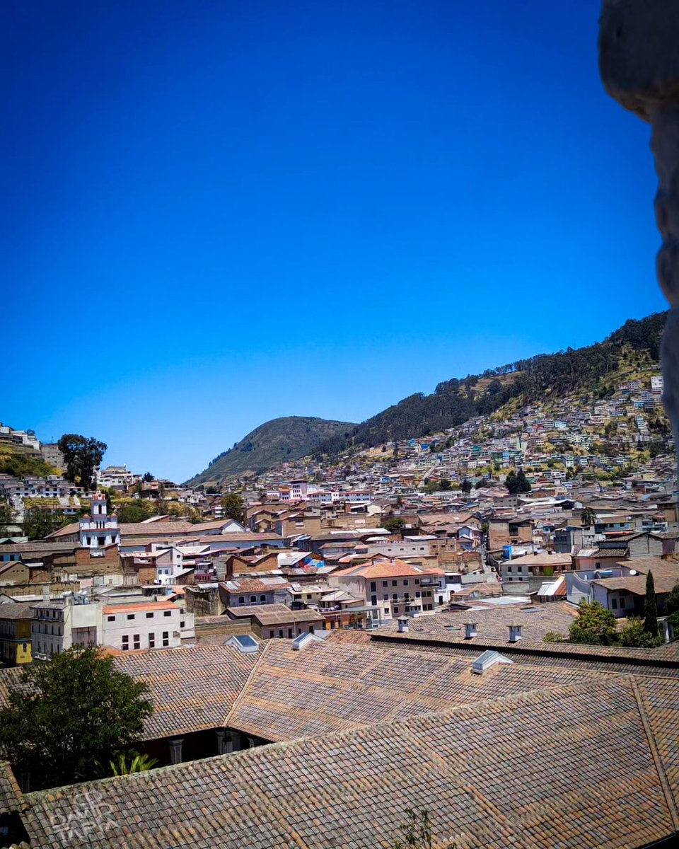 TapiaDavidF's tweet photo. ¡Qué vista! Desde las terrazas del Centro Histórico de Quito se puede apreciar la teja de las casas coloniales, que es una característica arquitectónica distintiva que aporta un toque tradicional y pintoresco a la 'Carita de Dios'. 🏡🌆 #Quito #ArquitecturaColonial https://t.co/N3ARMMvzLU