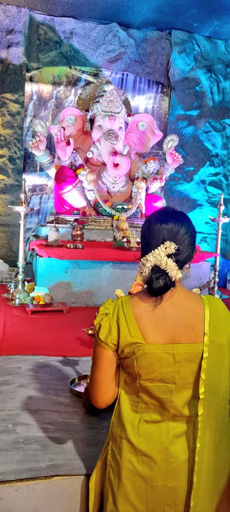 धरती अंबर सितारे
उसकी नज़रे उतारे..
#GaneshFestival 🙏🏻🌺😇