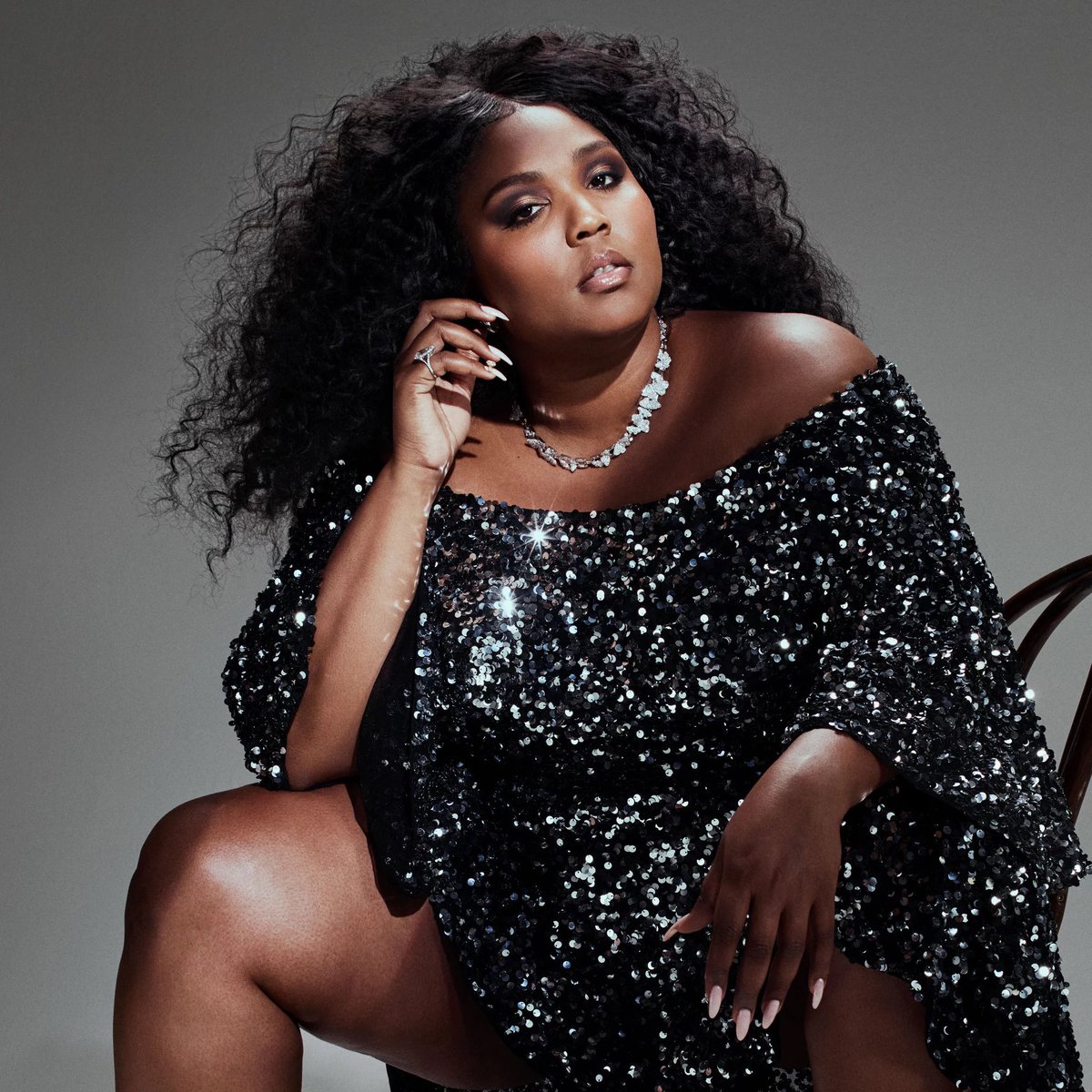 PopBase's tweet image. Lizzo has once again been sued, this time by a tour employee who alleges she faced racist and fatphobic comments from members of Lizzo’s team while also working unthinkable hours and being refused breaks, TMZ reports. 

She says she alerted Lizzo’s management and believes Lizzo…