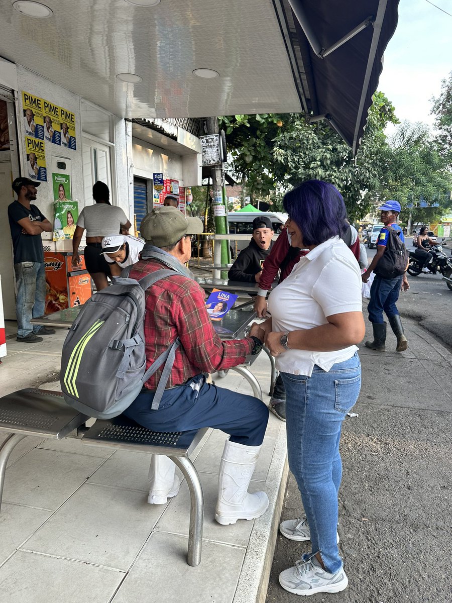 LinaRivera01's tweet photo. #JamundíDespiertaConLina Madrugamos a conversar con la gente, preguntarles de qué están cansados y hablarles de nuestras propuestas para que Jamundí sea un Camino Seguro🧡💙

@Chrisca89 

#LinaRiveraAlcaldesa #JamundíValleDelCauca #JamundíCaminoSeguro #EleccionesTerritoriales https://t.co/JAheiFe7X0