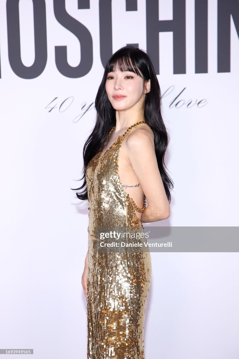TIFFANY_stagram's tweet photo. [2023.09.22][WEBSITE] from gettyimages - Daniele Venturelli : Moschino - Front Row - Milan Fashion Week - Womenswear Spring/Summer 2024
#TiffanyYoung #티파니 #티파니영 #소녀시대 #TiffanyYoungxMoschino
#Moschino #MoschinoMuses #MoschinoSS24 https://t.co/JJeZgQcXbD