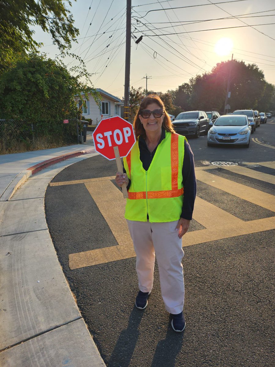 HolbrookPfc's tweet image. Morning traffic duties for Ms. Cathy are now a little easier with the traffic signs provided by the #HOLAPFC.
#HOLAFamilias, just a reminder, continue following the traffic rules for dropping off and picking up your students. We want to make sure our JETS are safe everyday. ✈️✈️