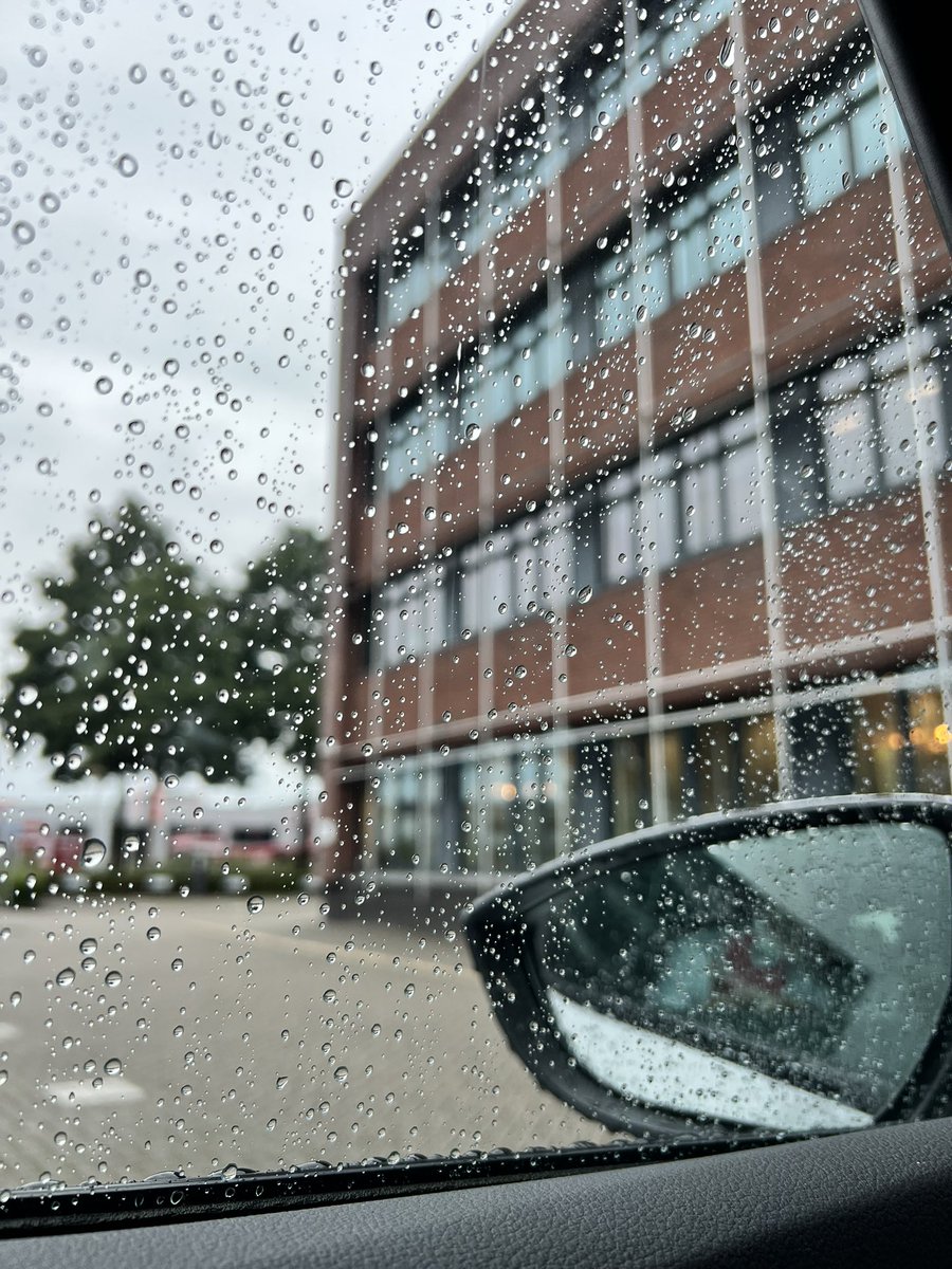 HenkBrandsma1's tweet photo. Lekker man, energie krijgen van die late gesprekken met collega in Duitsland. #DFMnl #VWPFS #lovemyjob https://t.co/ZZptCdIAX8