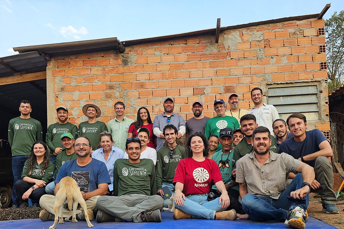 Agroicone's tweet photo. Em setembro, a Iniciativa Caminhos da Semente promoveu a Expedição Restauração e Redes de Sementes, percorrendo 2.700 km em 3 rotas pelo Estado de SP. A experiência promoveu a semeadura direta e a conexão entre atores da cadeia da restauração ecológica: https://t.co/3cGqmEFHX6 https://t.co/K5OsvXZyoO