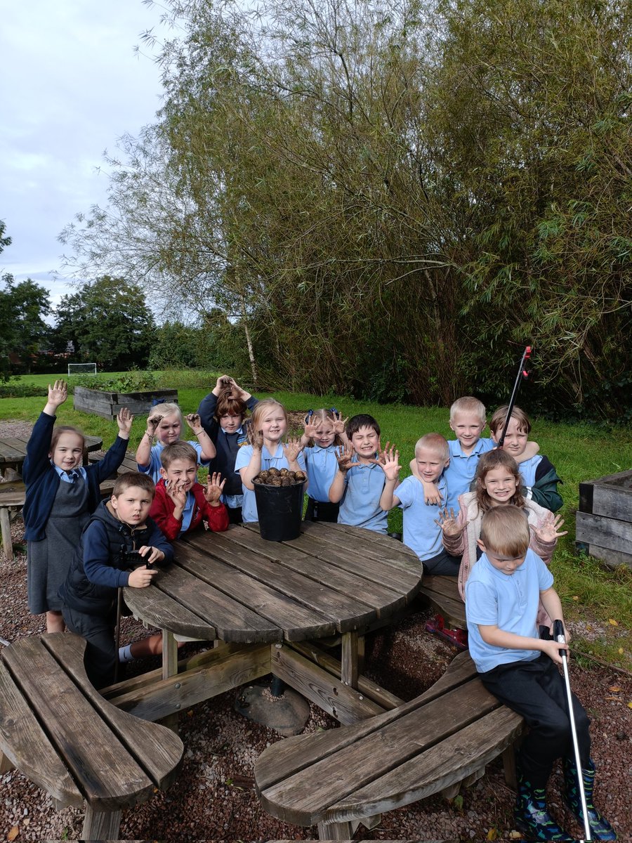 Griff_Ecoclub's tweet photo. Eco club welcomed some new members tonight. Lots of litter picking and harvesting our potatoes @Griff_Mrstaylor https://t.co/90kUPNdodE