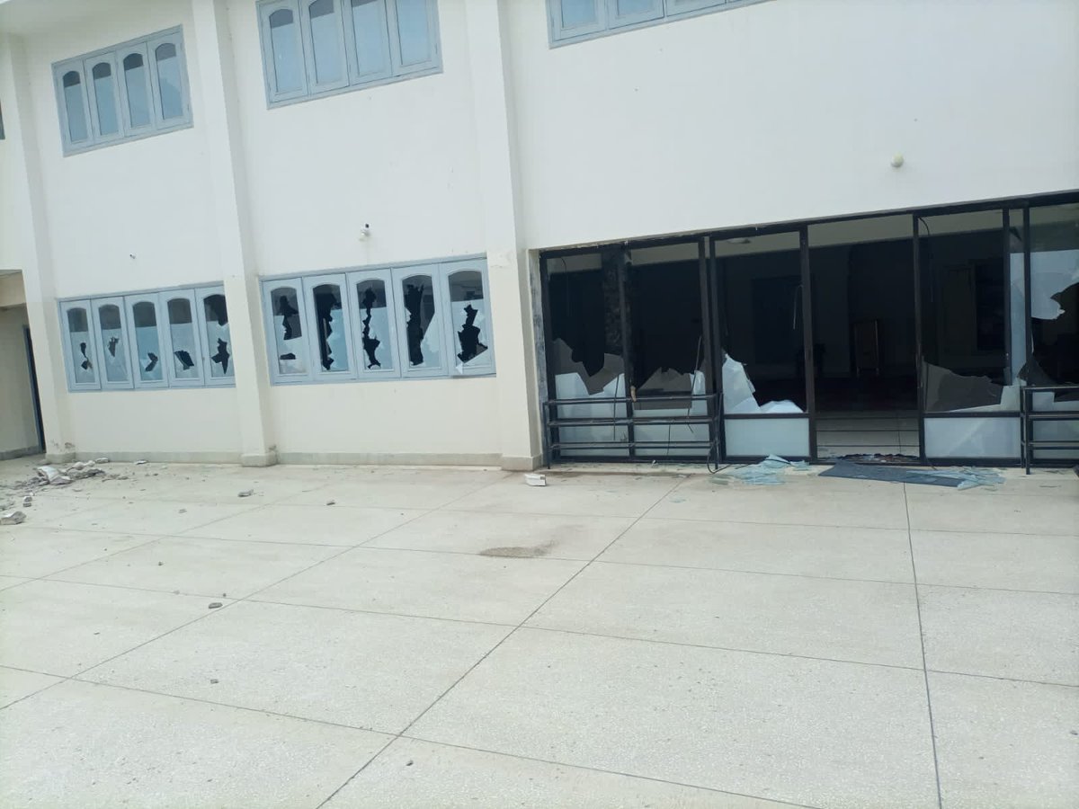 PressSectionSAA's tweet photo. Today an atrocious act of miscreants resulted in a damage beyond repair. Other then demolishing the minarets they have also destroyed other property at the Ahmadiyya place of worship at Martin road Karachi which includes the windows, glass doors, wooden doors, cameras, etc. https://t.co/Pa4SSqXnZl