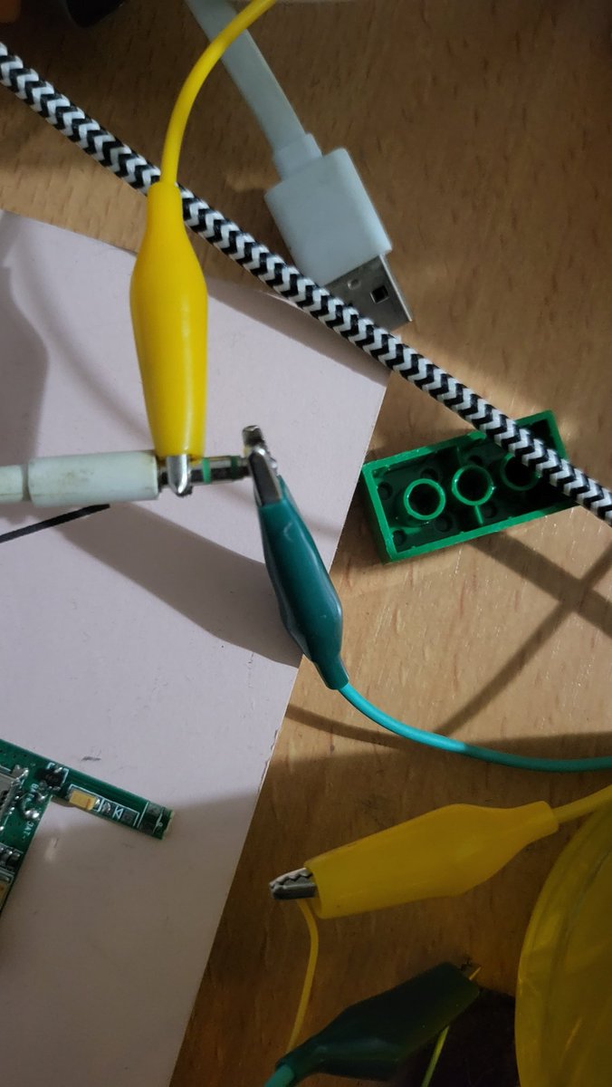 dega1999's tweet image. #recycle a #bluetooth #earplug #headphones found while walking on the street.. connected to a speaker: it works!
#hackaday #hacking #recycling