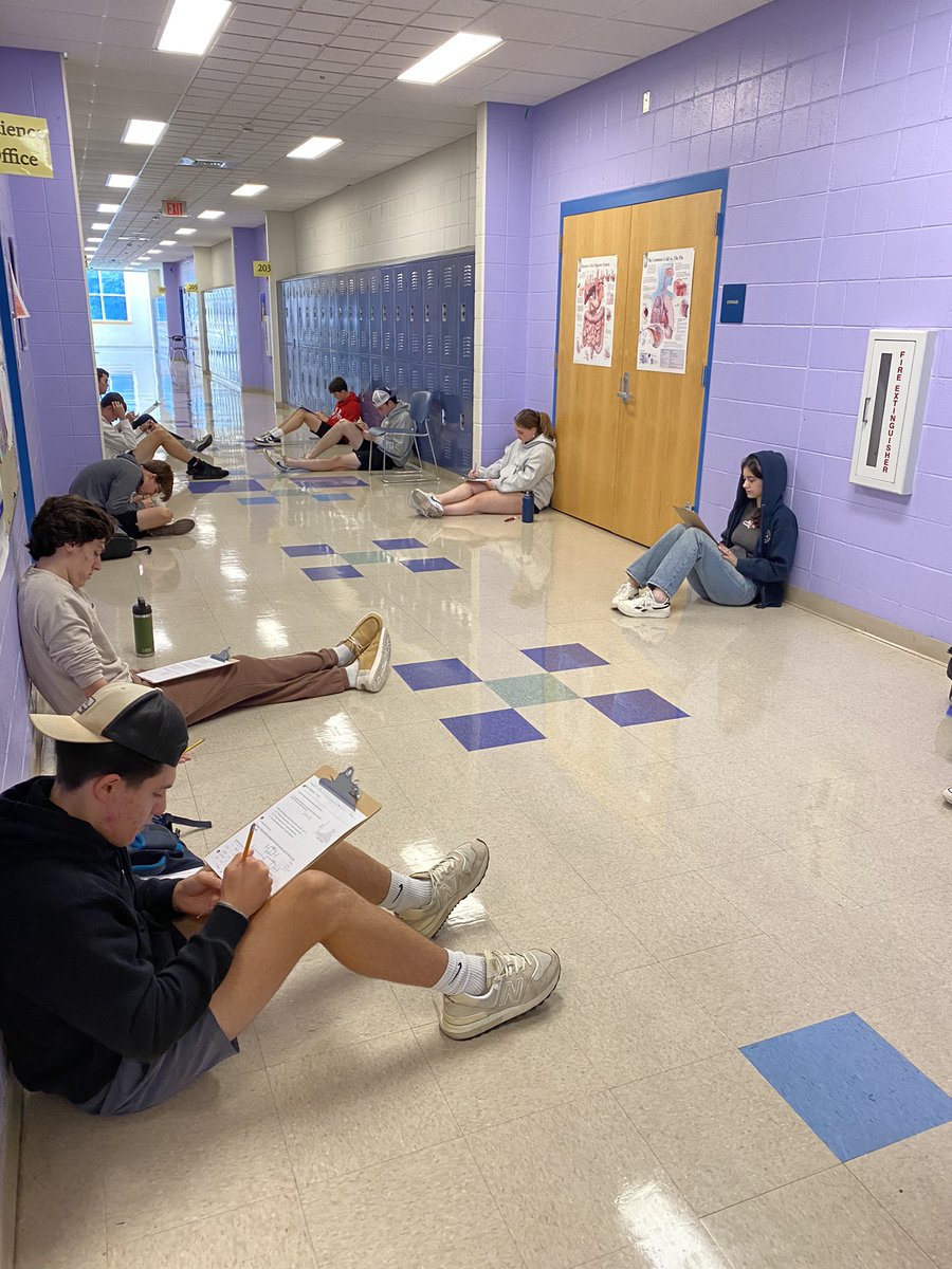 mssafermhs's tweet photo. We’re baaacck!! #APStat students coming to Flex today to take a revisit for the chapter 1 test #startingstrong #allaboutlearning #thegradeswillfollow https://t.co/wWp9t7qvnL