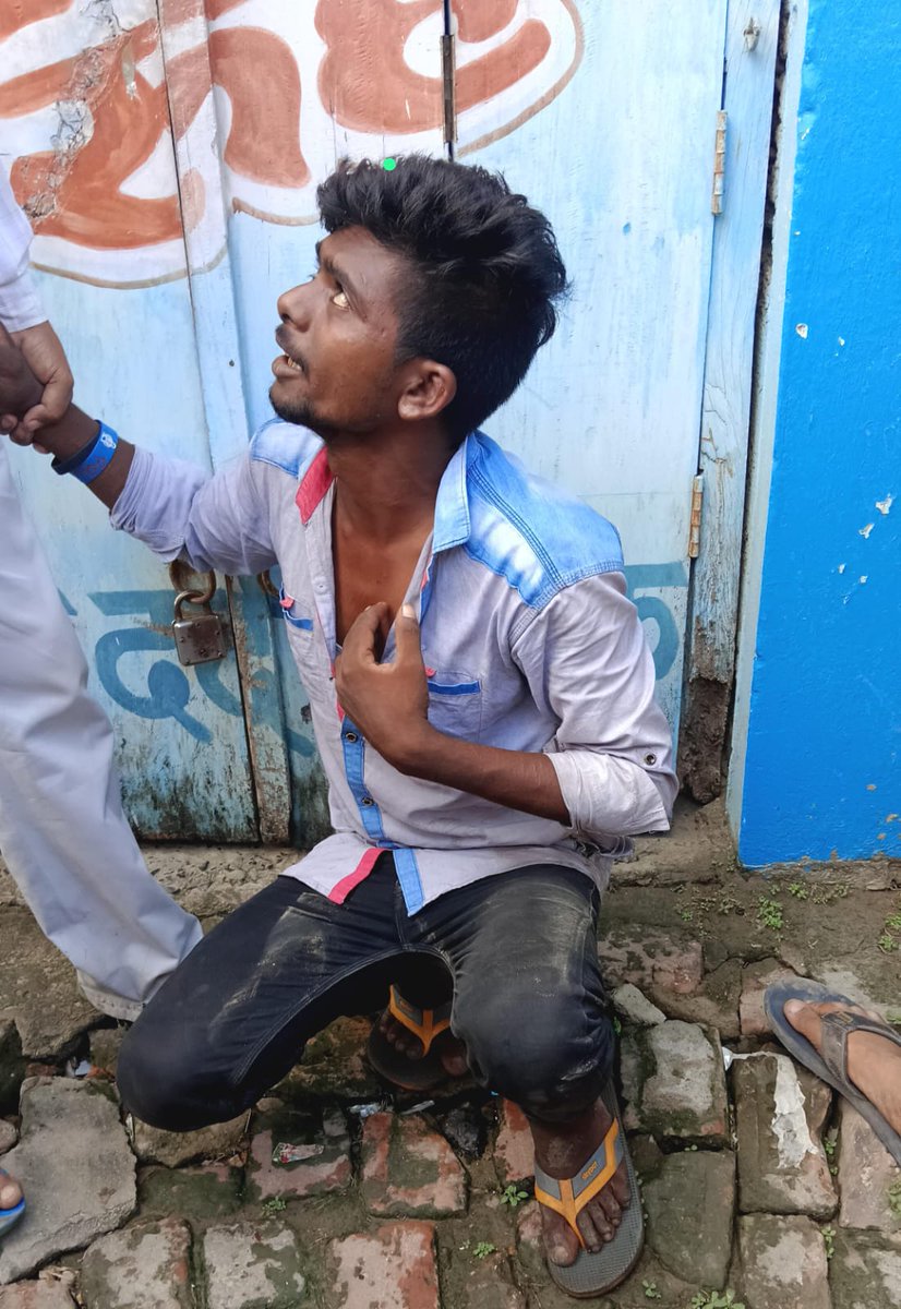 BiharJustin's tweet photo. मुजफ्फरपुर : जनताराज के तमाम दावों के बीच जंगलराज ऐसा व्याप्त है की गलियों में गोली लिए लूट पाट मचा रहे है अपराधी।

सदर थाना क्षेत्र के अतरदह में पिस्टल का भय दिखा कर मोबाइल छिनने वाले इस अपराधी को लोगों ने पकड़ा। https://t.co/XlMCaWrWg1