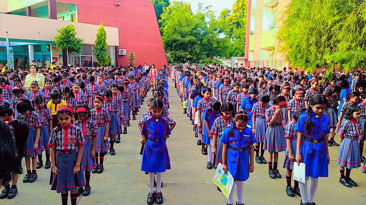 kvgomtinagar's tweet photo. INTERNATIONAL PEACE DAY (21.09.2023) WAS CELEBRATED WITH FULL ENTHUSIASM . ON THIS OCCASSION RAILLY, HUMAN CHAIN, DRAWING COMPETITION &amp; EXHIBITION WAS ORGANISED. 
#InternationalPeaceDay2023 
@KVS_HQ 
@EduMinOfIndia 
@DeputyKvs 
@KGomtinagar  
@avaish2k3 https://t.co/AHTnpWoBy3