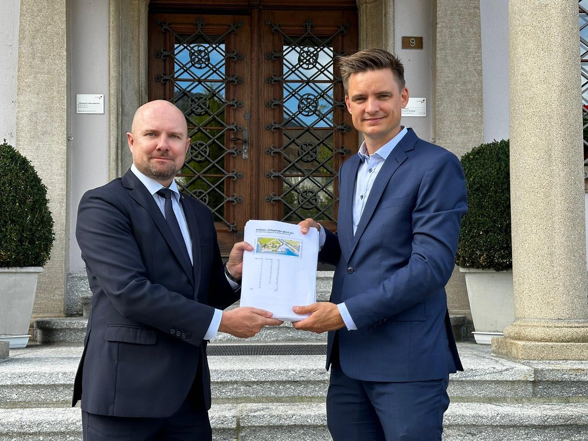 Entgegennahme der Petition „D‘Hopfräbe ghört üs - für einen freien Zugang zur Hopfräben und zum See“ von <a href="/DisliKessler/">matthias Kessler</a> . #kantonschwyz #schwyz #ingenbohl #hopfraebe