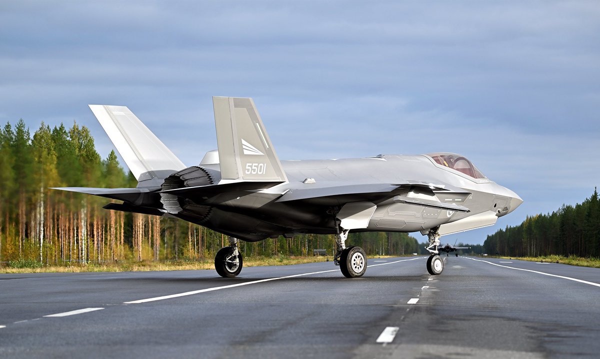 Photos of Royal Norwegian Air Force (🇳🇴) F-35As operating from a highway in Finland (🇫🇮) earlier today. 

It was the first time an F-35A landed on a highway.